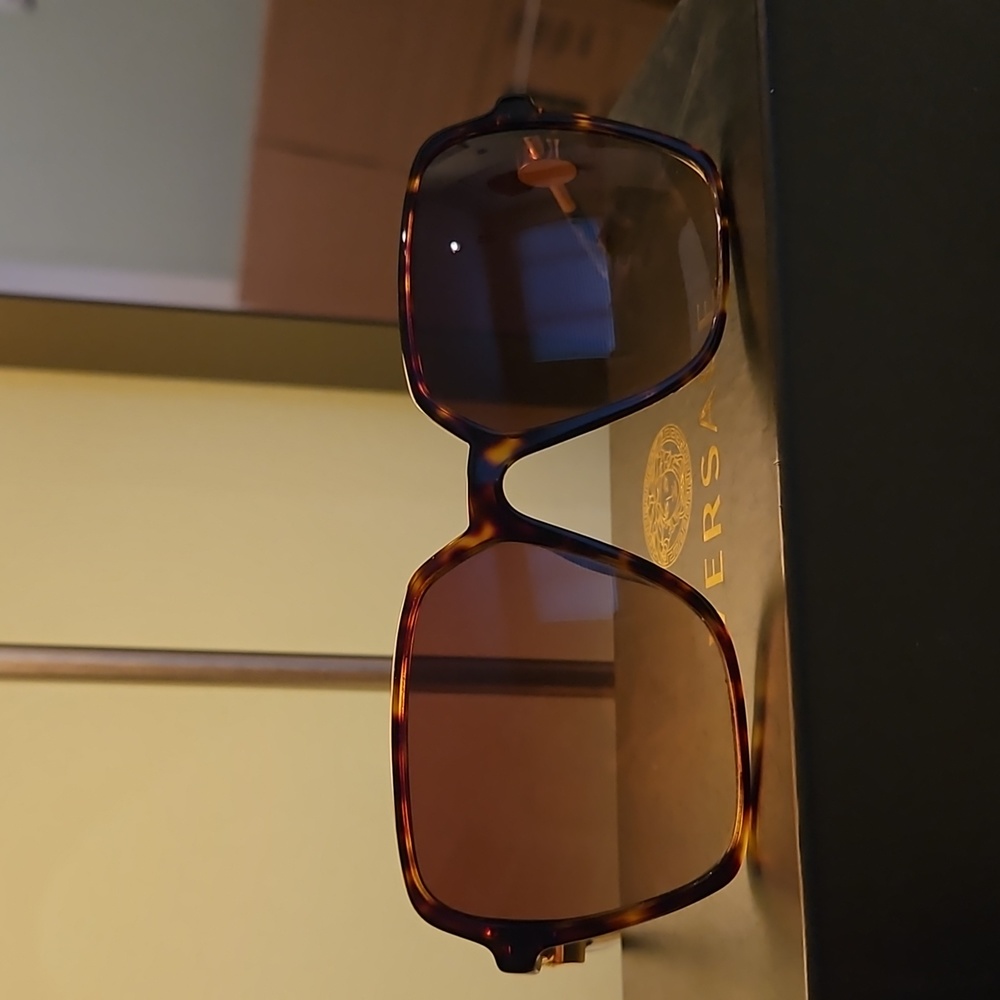 Versace Tortoise Shell sunglasses - Picture 2 of 7